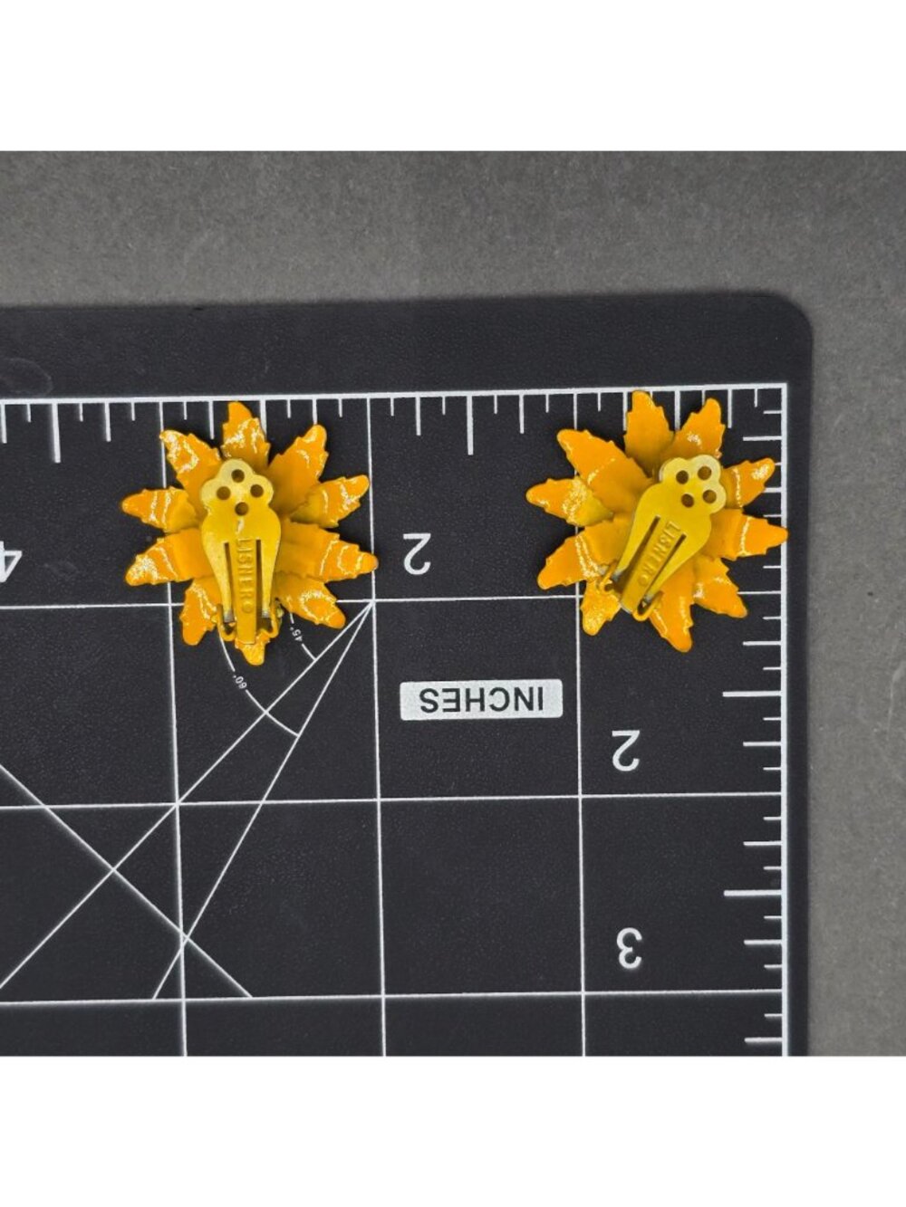 Vintage Lisner Poinsettia Clip On Earrings Enamel Mid-Century Floral Jewelry 1.2 - Picture 8 of 10